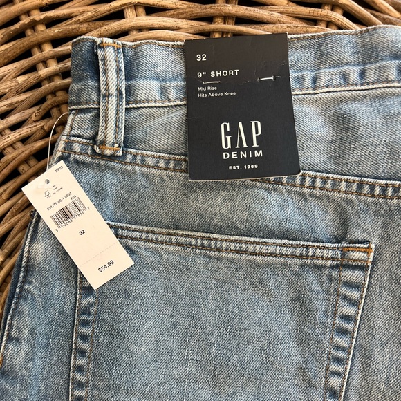 *NWT* GAP Mid Rise 9” Short | SIZE: 12(32) - Picture 4 of 11